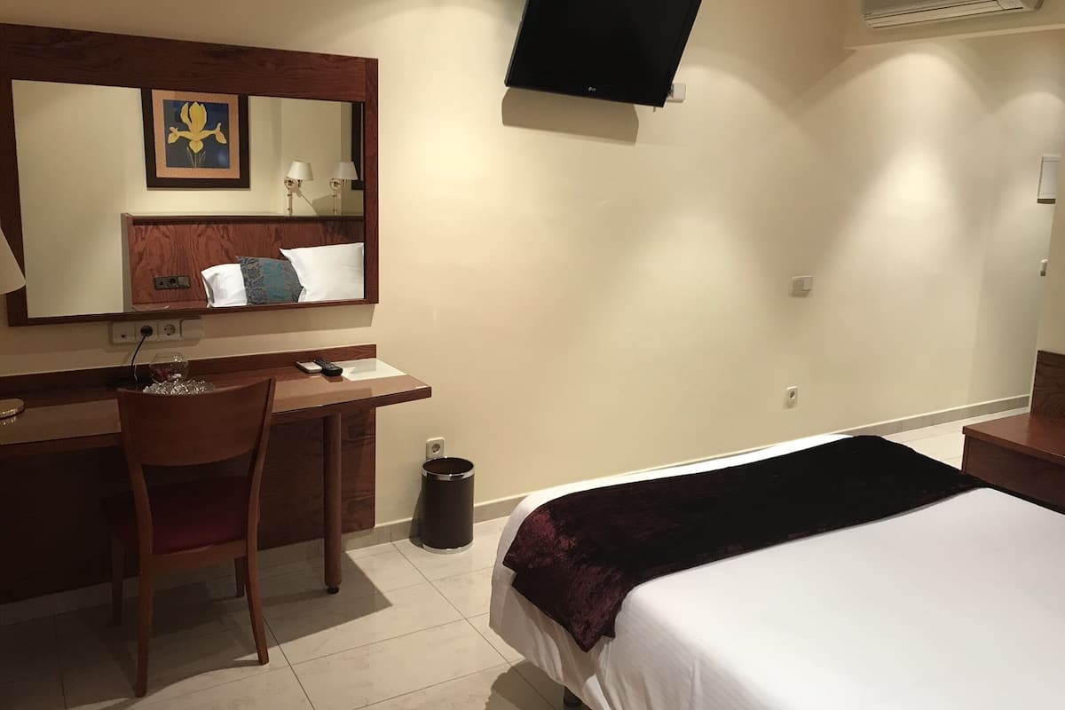 Superior Double or Twin Room | Cribs/infant beds, free WiFi, bed sheets, wheelchair access