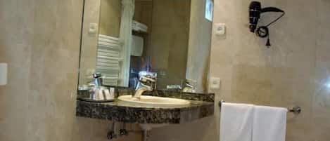 Douche, sĂšche-cheveux, serviettes fournies, savon