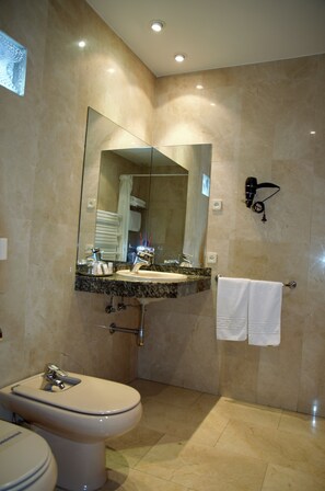 Superior Double Room, 1 Queen Bed | Bathroom | Shower, hair dryer, towels, soap - Hotel Suis (Sant Celoni)