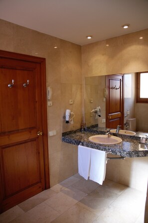 Superior Double Room, 1 Queen Bed | Bathroom | Shower, hair dryer, towels, soap - Hotel Suis (Sant Celoni)