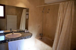 Superior Double Room, 1 Queen Bed | Bathroom | Shower, hair dryer, towels, soap - Hotel Suis (Sant Celoni)