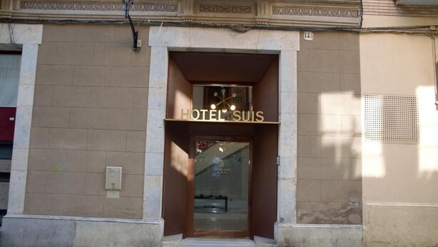 The entrance to a hotel with a sign reading "HOTEL SUIS". - Hotel Suis (Sant Celoni)