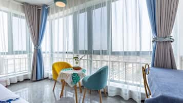 Habitación Grand con 2 camas individuales | Escritorio, cortinas blackout y wifi gratis