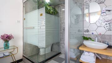 Exclusive Double Room | Bathroom | Shower, free toiletries, hair dryer, slippers