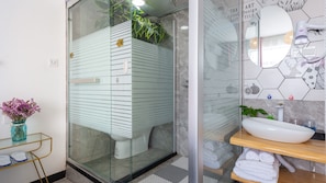Kamar Double Eksklusif | Kamar mandi | Shower, perlengkapan mandi gratis, pengering rambut, dan sandal