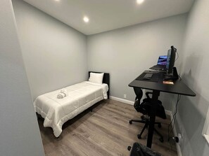 5 habitaciones, escritorio, tabla de planchar con plancha y wifi 