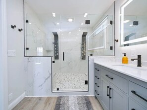 Combined shower/bathtub, hair dryer, bidet, towels