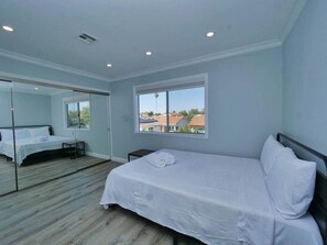 5 bedrooms, desk, iron/ironing board, WiFi