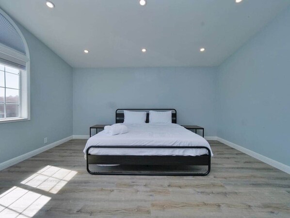 5 bedrooms, desk, iron/ironing board, WiFi