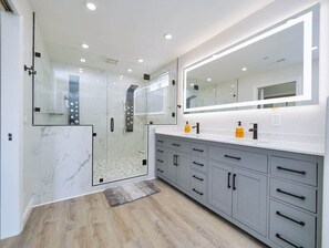 Duschwanne, Haartrockner, Bidet, Handtücher
