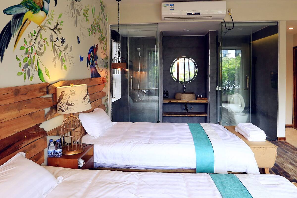 Blackout curtains, free WiFi
