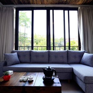 Blackout curtains, free WiFi