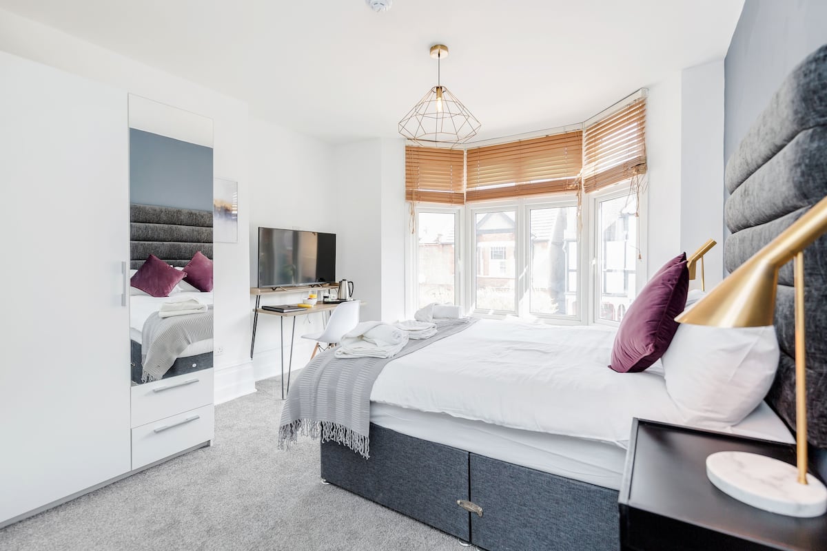 Deluxe tweepersoonskamer (with Shower) | Lakens van Egyptisch katoen, luxe beddengoed, een laptopwerkplek