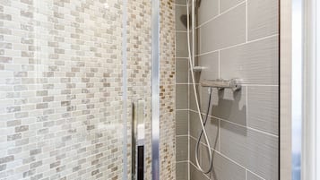 Kamar Triple Bisnis, kamar mandi pribadi | Kamar mandi | Shower, perlengkapan mandi gratis, pengering rambut, dan handuk