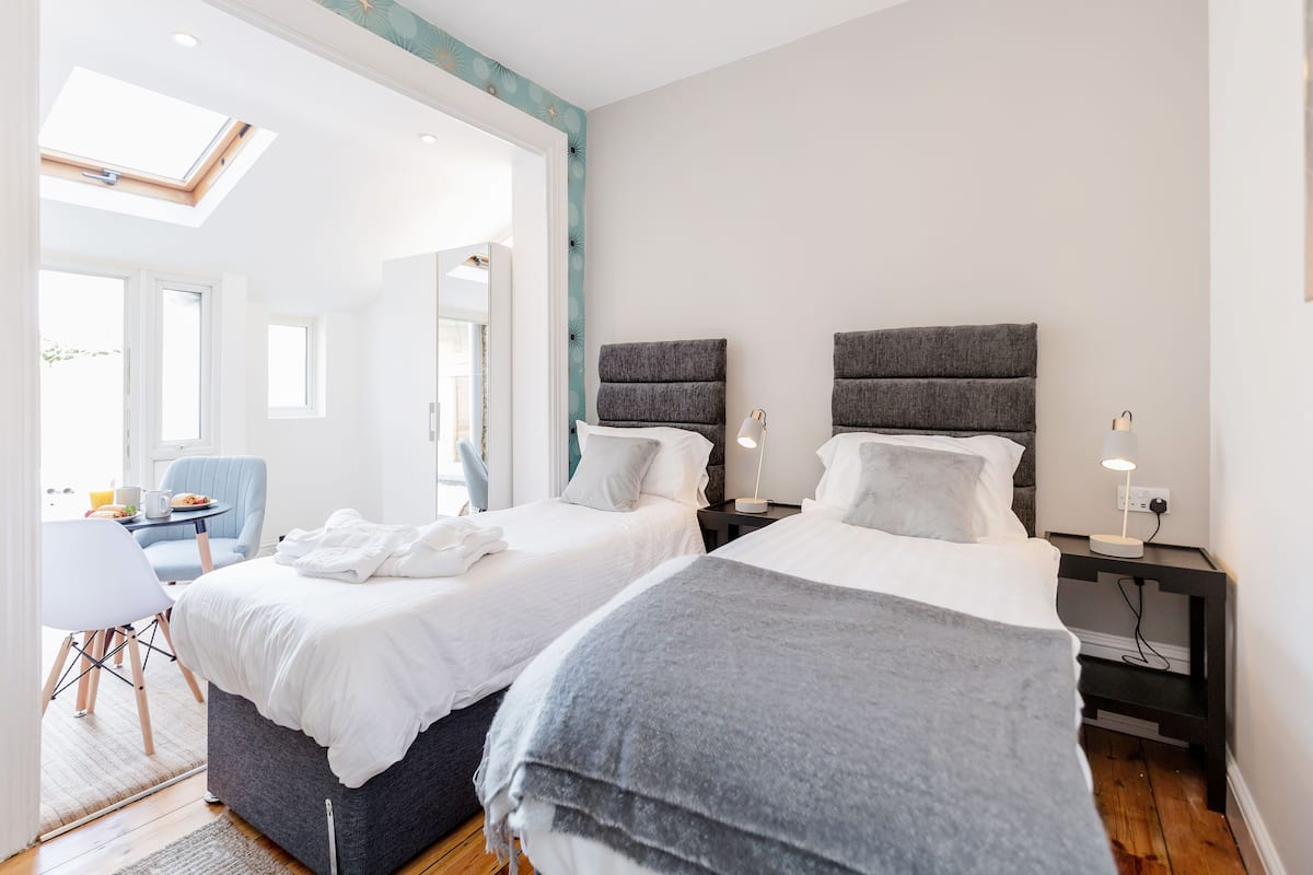 Business driepersoonskamer, privébadkamer | Lakens van Egyptisch katoen, luxe beddengoed, een laptopwerkplek