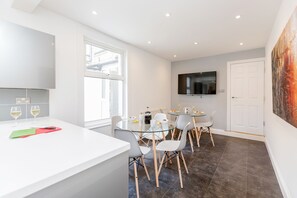 Fridge, microwave - Westland House Guest house (Watford)