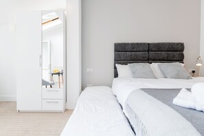 Business Triple Room, Private Bathroom | Egyptian cotton sheets, premium bedding, laptop workspace, free WiFi - Westland House Guest house (Watford)