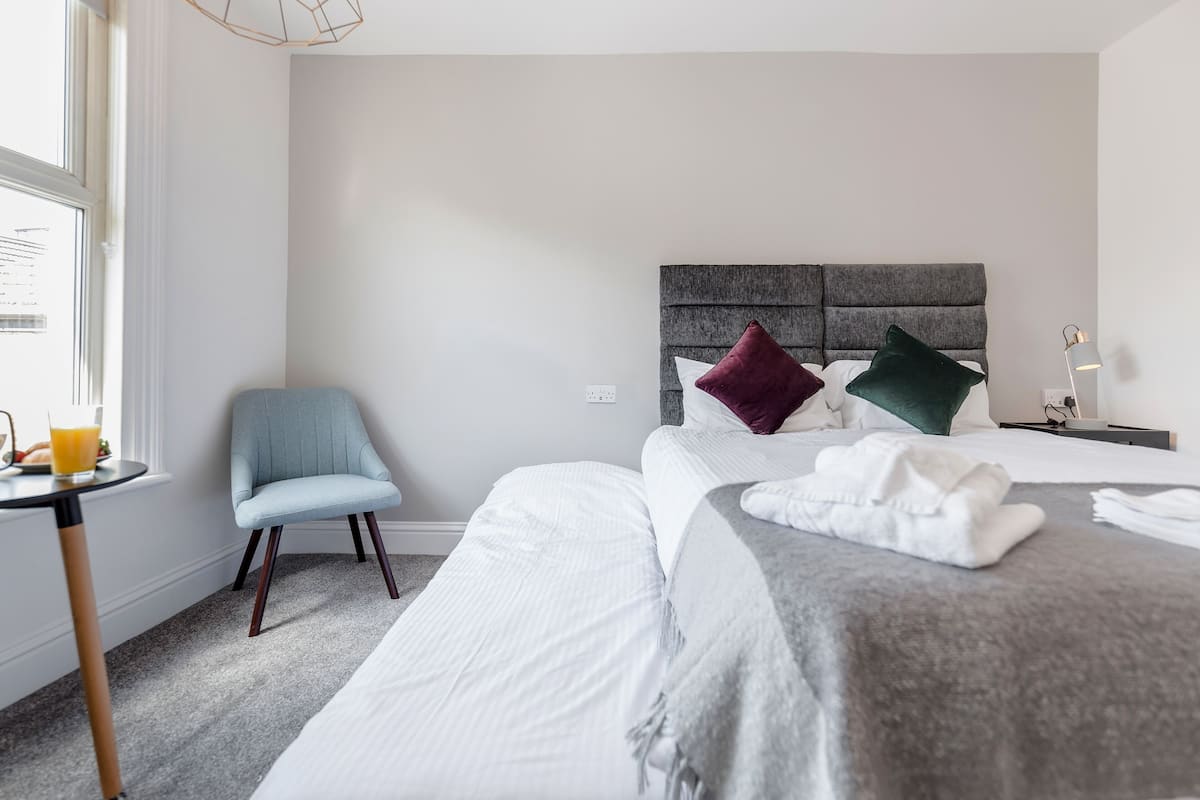 Deluxe driepersoonskamer, privébadkamer | Lakens van Egyptisch katoen, luxe beddengoed, een laptopwerkplek