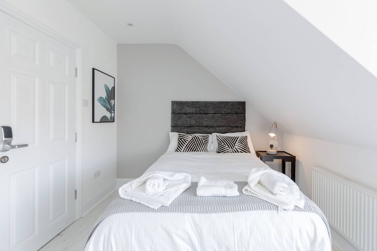 Comfort Double Room, Private Bathroom | Egyptian cotton sheets, premium bedding, laptop workspace, free WiFi