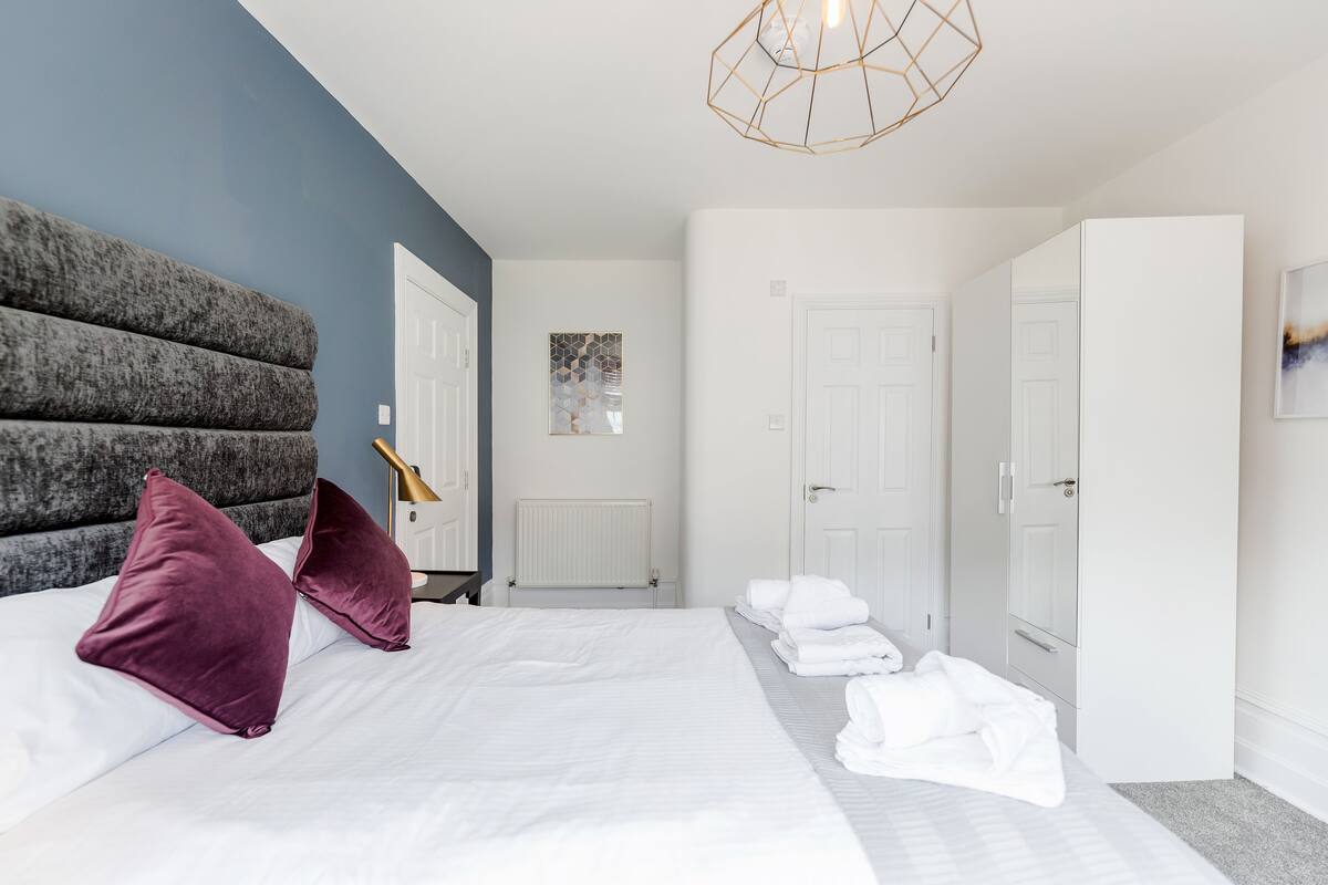 Egyptian cotton sheets, premium bedding, laptop workspace, free WiFi