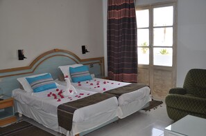 Desk, blackout drapes, iron/ironing board, free cribs/infant beds - Cosmos Tergui Club (Chott Mariem)