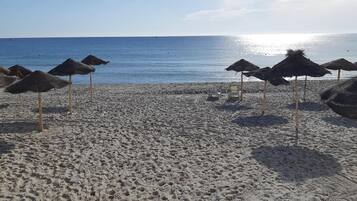 Een privéstrand, parasols