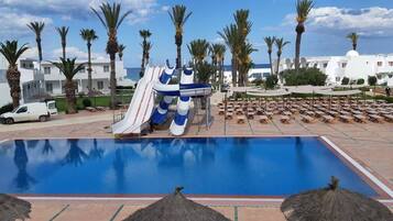 Sisäuima-allas ja ulkouima-allas avoinna 7.00–17.00, aurinkovarjoja