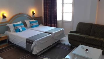 Chambre Double | Bureau, rideaux occultants, fer et planche Ă repasser