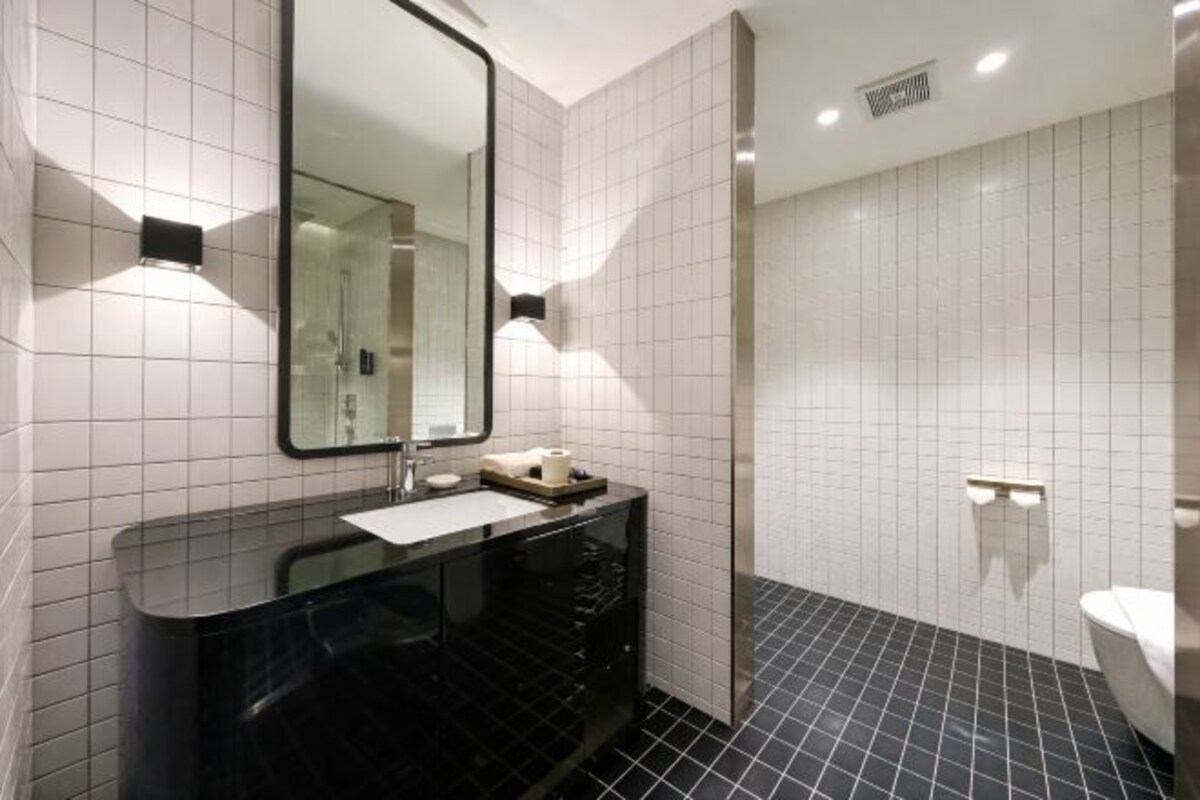 Bathroom | Shower, hair dryer, bidet, towels