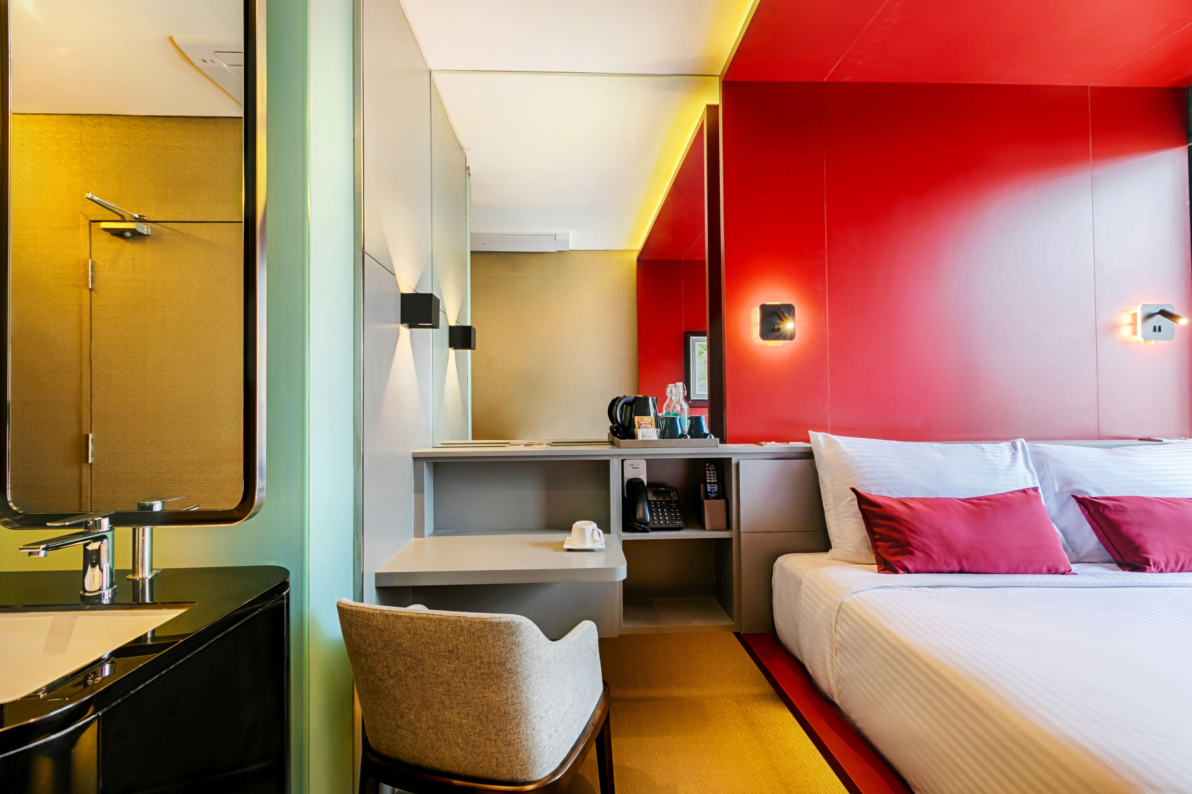 Kamar Eksekutif (King) | Minibar, brankas, meja kerja, dan tirai kedap cahaya