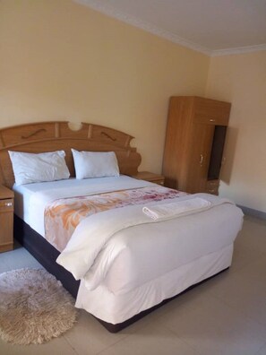 Escritorio, tabla de planchar con plancha, wifi gratis y ropa de cama