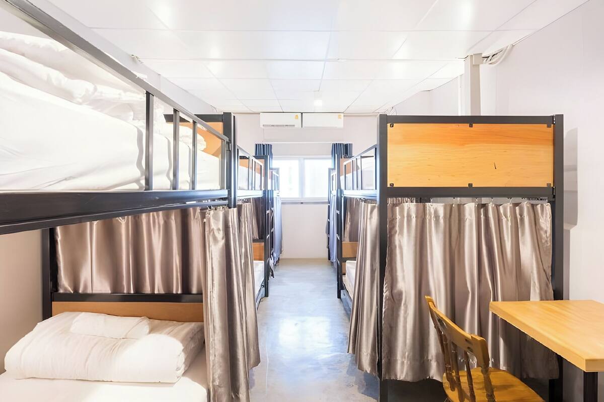 8 Beds Male Dorm Room Shared Bathroom | 埃及棉床单、高档床上用品、办公桌、遮光窗帘