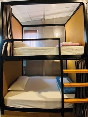 Dormitorio compartido, solo para mujeres | Sábanas de algodón egipcio, ropa de cama de alta calidad, escritorio