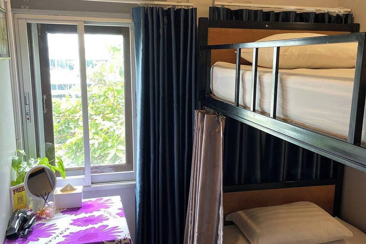 双床房 (Shared Bathroom) | 埃及棉床单、高档床上用品、办公桌、遮光窗帘