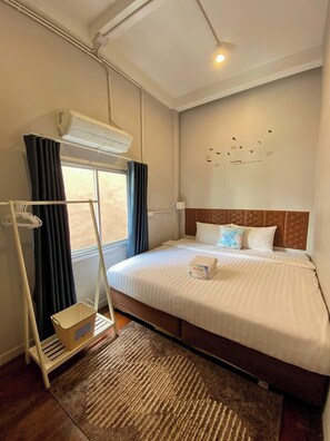 Superior Double Room | Egyptian cotton sheets, premium bedding, desk, blackout curtains - Lemon Siam Hostel (Bangkok)