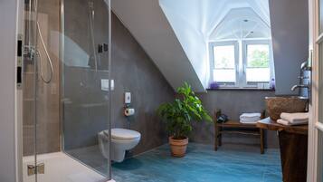 Appartamento (3) | Bagno | Doccia, soffione a pioggia, asciugacapelli, pantofole