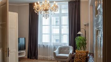 Basic-Apartment (2) | Wohnbereich | 70-Zoll-Flachbildfernseher mit Satellitenempfang, Fernseher