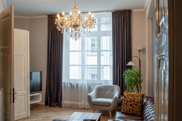 เบสิกอพาร์ทเมนท์ (2) | บริเวณนั่งเล่น | ทีวีจอแบน 70 นิ้ว พร้อมช่องดาวเทียม, ทีวี