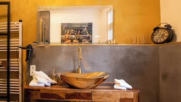 Basic Apartment | Bathroom sink