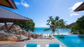 Una piscina con borde infinito