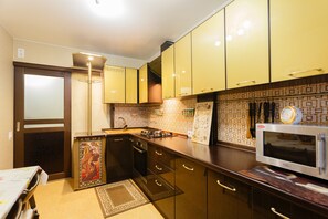Full-sized fridge, microwave, oven, stovetop - Brusnika Apartment Tsaritsyno Business (Moscow)