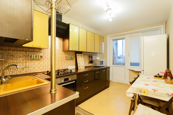 Full-sized fridge, microwave, oven, stovetop - Brusnika Apartment Tsaritsyno Business (Moscow)
