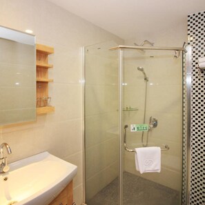 Shower, free toiletries, slippers, towels - Vyluk Hotel Renmin 3rd Road Qingyuan (Qingyuan)