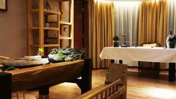 Deluxe Suite | Living room | LCD TV