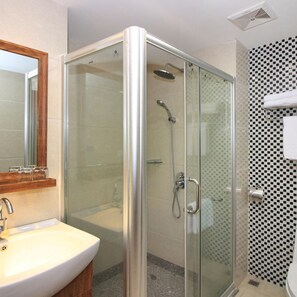 Deluxe Suite | Bathroom | Shower, free toiletries, slippers, towels