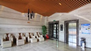 A lobby with a wooden ceiling, marble walls, and a reception desk. - Vyluk Hotel Renmin 3rd Road Qingyuan (Qingyuan)