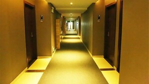 A long, narrow hotel corridor with doors on both sides and a carpeted floor. - Vyluk Hotel Renmin 3rd Road Qingyuan (Qingyuan)