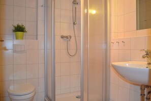 Appart'hôtel, 2 chambres (incl. cleaning fee 40 EUR) | Salle de bain