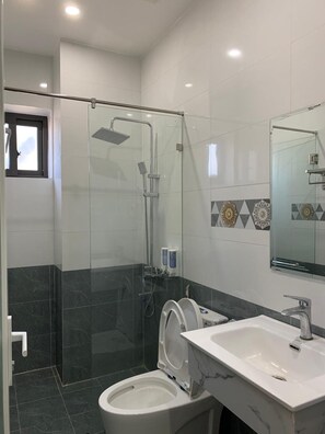 Shower, free toiletries, hair dryer, slippers - Win Win Hotel (Hai Phong)