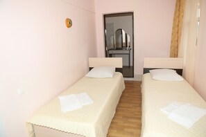 Kamar Double atau Twin Basic | Setrika/meja setrika, Wi-Fi gratis, dan seprai linen